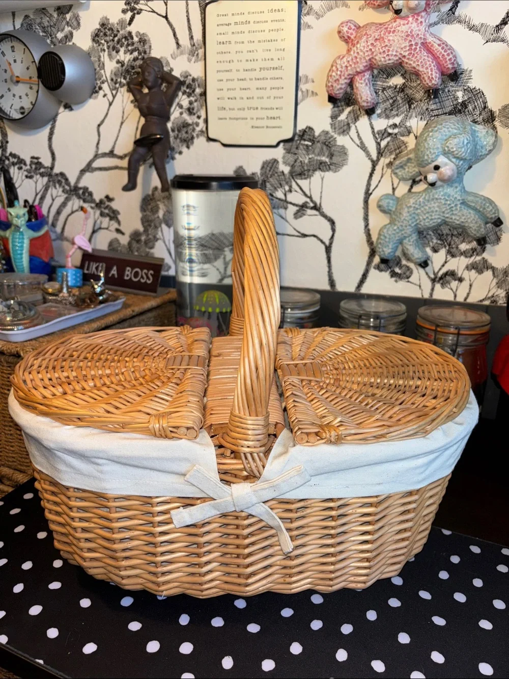 EUC hand-woven wicker picnic basket features a double-lid design and a white fab